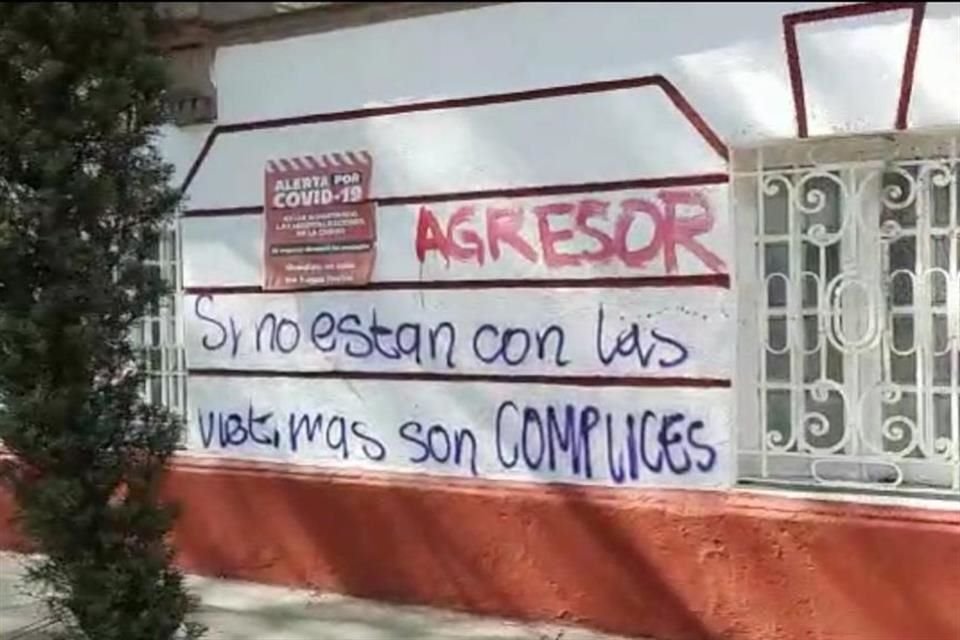 Un grupo de feministas encapuchadas vandalizaron al exterior de la sede en contra de la candidatura de Félix Salgado Macedonio en Guerrero.