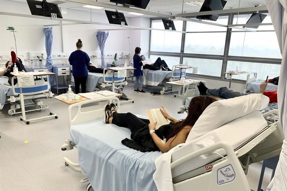 Participantes del ensayo de de la vacuna Covid-19 de Novavax son examinados.