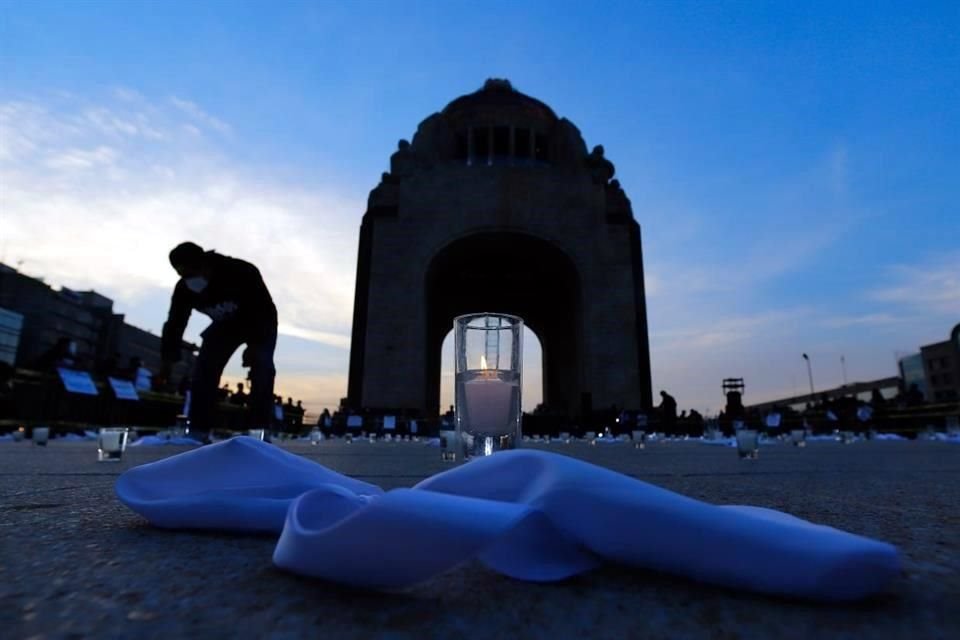 Para recordar a las personas que han fallecido a causa de la pandemia y para simbolizar el cierre de los negocios, fueron encendidas velas en el Monumento a la Revolución