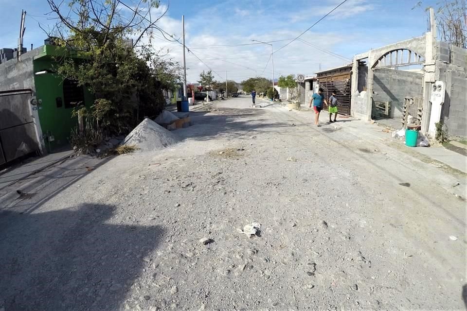CIÉNEGA DE FLORES. En una de las calles de la Colonia Real del Sol el pavimento desapareció sin que trabajadores municipales acudan a reponerlo.