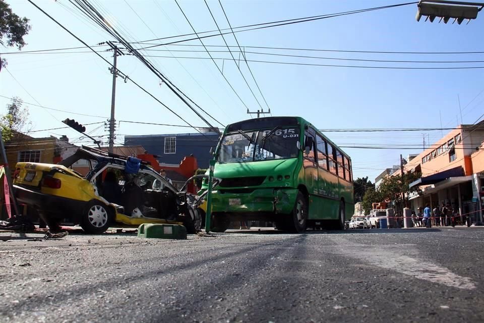 El camión impacto el costado trasero del taxi dónde viajaba una mujer de 48 años, que se reportó en estado grave.