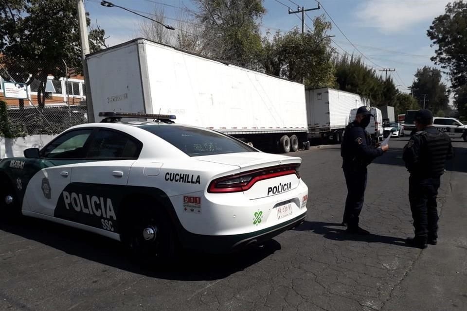 Tras acordonar la zona y hacer levantamiento de evidencia, el cuerpo fue colocado en una bolsa mortuoria.