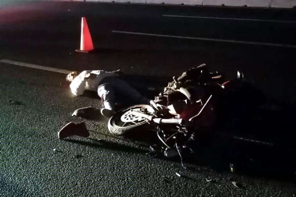  la madrugada de ayer, un hombre a bordo de una moto perdió la vida al perder el control en carriles de la autopista México-Puebla