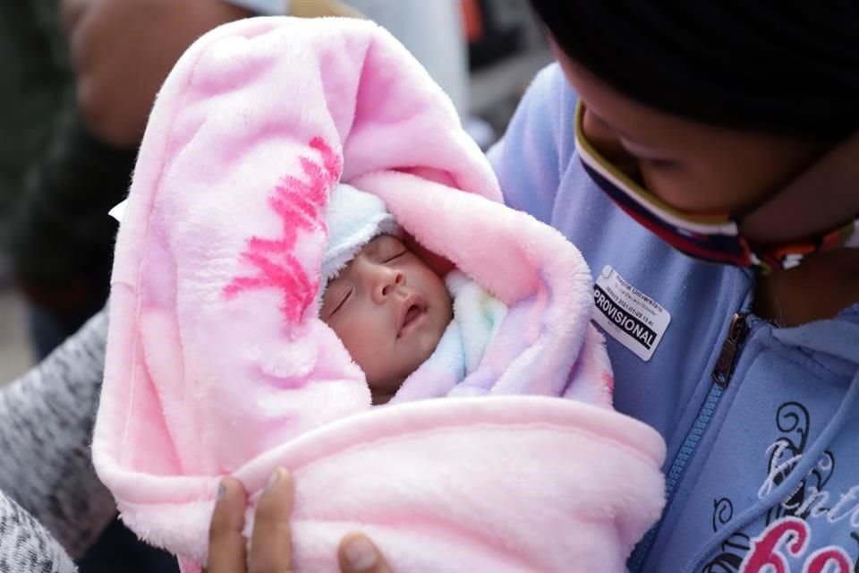 A las 16:50 horas, Yulma pudo cargar a su hija Celeste, quien salió por primera vez del HU, donde nació hace 60 días.