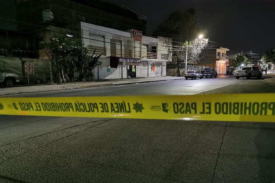 La víctima tenía entre 20 y 25 años, recibió dos disparos en la frente y unos más en la barbilla.