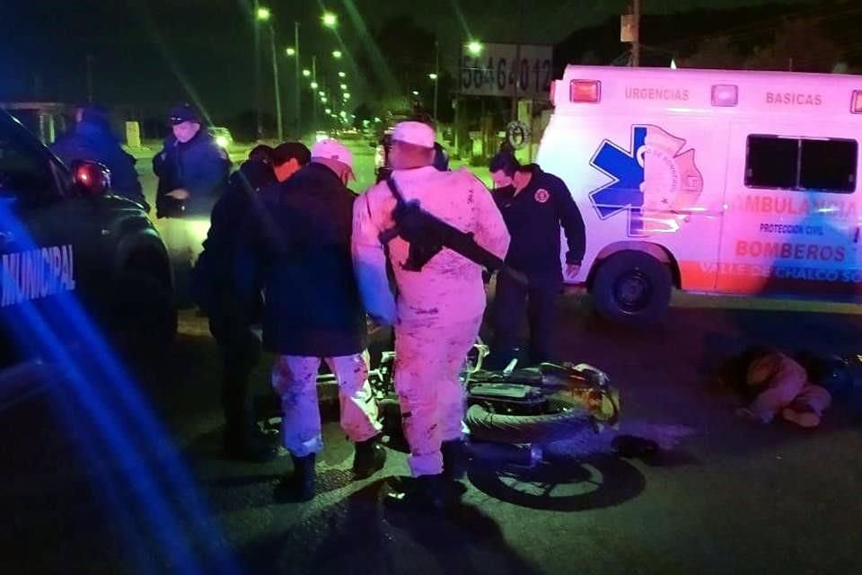 Un motociclista falleció esta madrugada tras impactarse con una camioneta del transporte público en la avenida Chalco-Tláhuac.