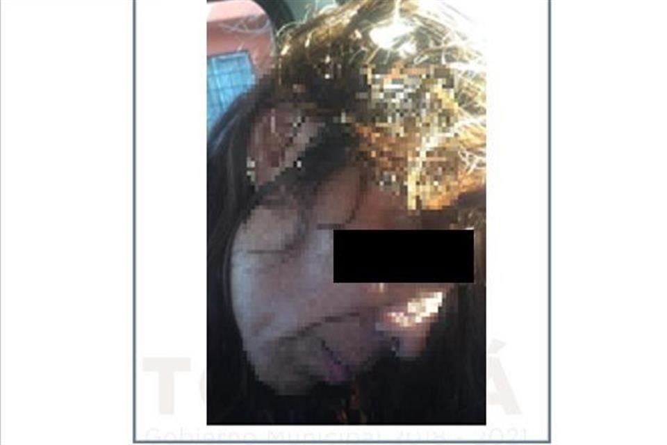 Por quemar a un cachorro y rociarle ácido, una mujer fue detenida por policías de Tonalá; se desconoce el estado de salud del perro.
