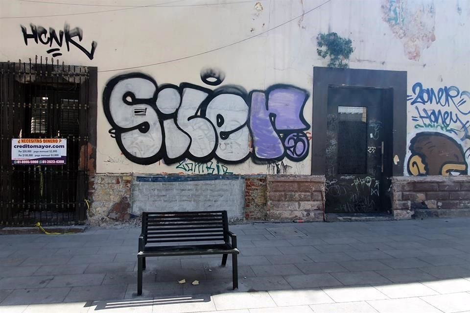 La imagen urbana del Proyecto Calles Completas, en la calle Doctor Coss, fue 'manchada' con múltiples pintas en las fachadas de varios inmuebles.