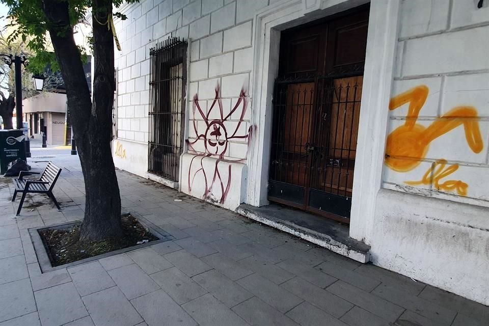 Vecinos del Barrio Antiguo denunciaron que por lo menos cuatro edificaciones desocupadas, además de diversas piezas de mobiliario urbano, fueron vandalizados con grafiti durante el fin de semana.
