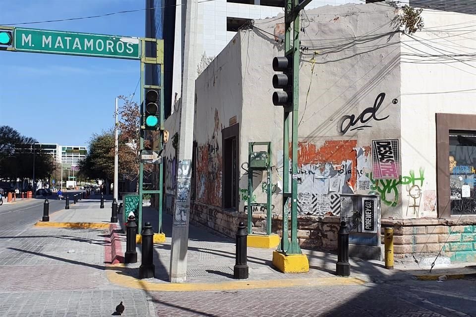 Las pintas llenan las fachadas por la banqueta recién ampliada en el lado oriente de la calle Doctor Coss, entre Matamoros y Allende, a la altura del Teatro de la Ciudad.