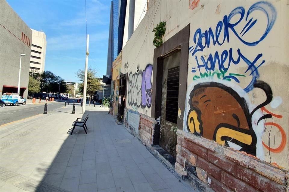 Pero el grafiti da una imagen muy opuesta a esa parte de la céntrica arteria, que corre junto a la Macroplaza.
