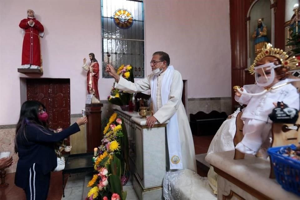 El templo ubicado en la Merced recibe a los fieles sólo para recibir 'la bendición', que dura entre tres y 10 minutos. Máximo ocho personas por ritual.