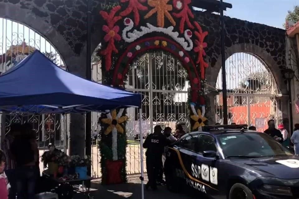 Mientras la liturgia se lleva a cabo, las dos puertas de la iglesia fueron cerradas.