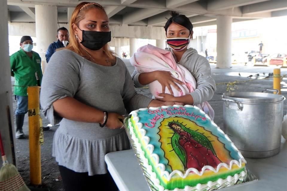 Decenas de personas hicieron fila bajo el puente de Gonzalitos y Calzada Madero para recibir alimentos.