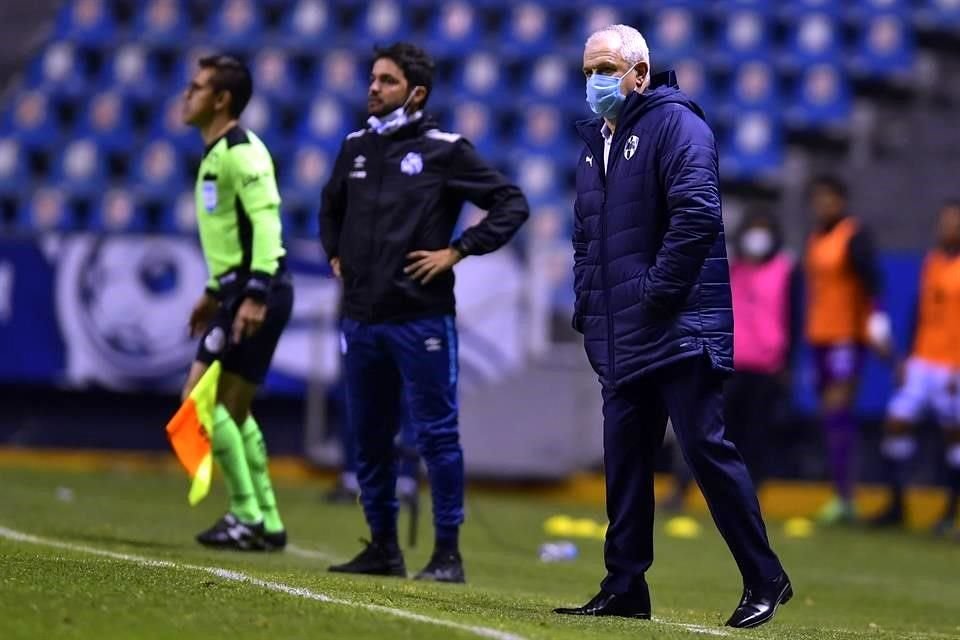 Javier Aguirre lamentó que haya tenido poco tiempo para entrenar con equipo entero.