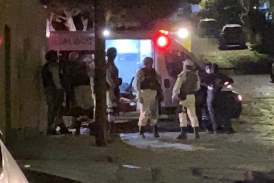Aproximadamente 10 cuadras alrededor son resguardadas por más de 10 camionetas de la Guardia Nacional. 
