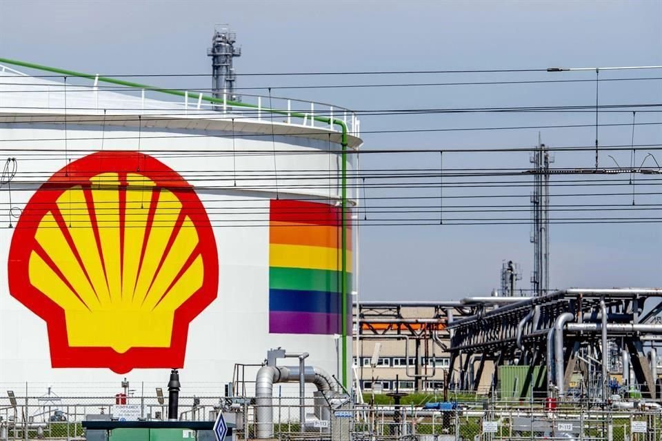 La invasión de Ucrania ha llevado a los gigantes petroleros BP Plc y Shell Plc a abandonar Rusia en un movimiento histórico que traerá miles de millones de dólares en daños.