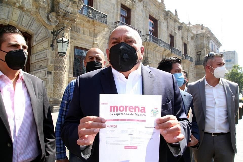 Al ser cuestionado sobre los motivos de anunciar su registro frente a Palacio de Gobierno, Pérez aseguró que no es un político, sino un ciudadano.