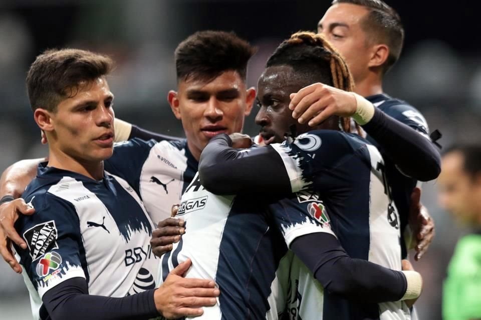 Aké Loba es felicitado tras el gol en el primer tiempo.
