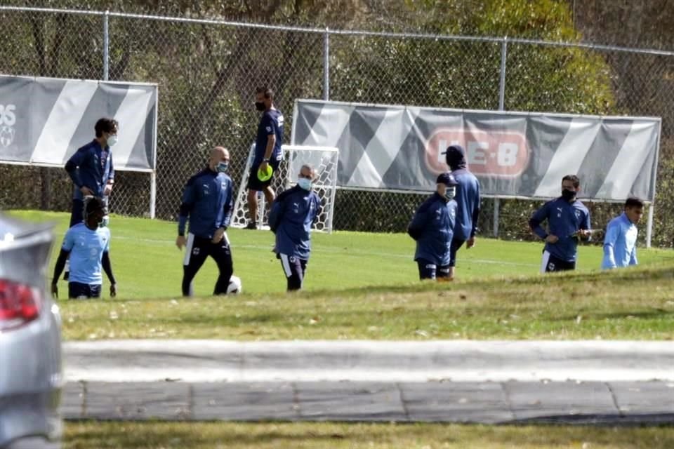 Mientras Vincent Janssen entrenaba en cancha, pero aparte, los titulares del Monterrey tuvieron práctica regenerativa.