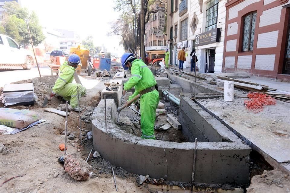 En un recorrido REFORMA comprobó que hay menos trabajadores que al inicio de las obras, las cuales no llevan ni la mitad del avance.