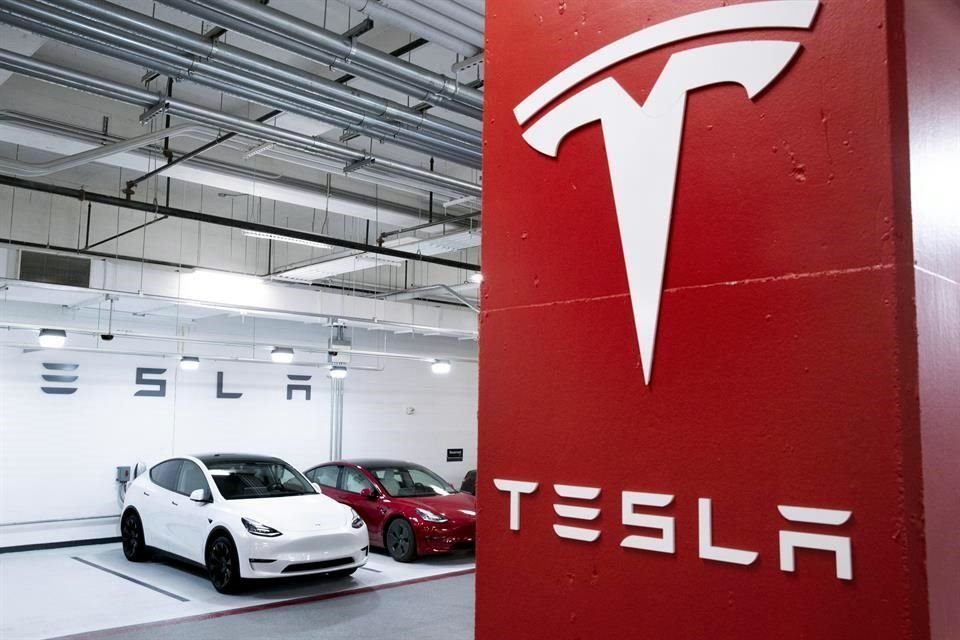 La acción de Tesla cayó hasta 9 por ciento, a 650 dólares.