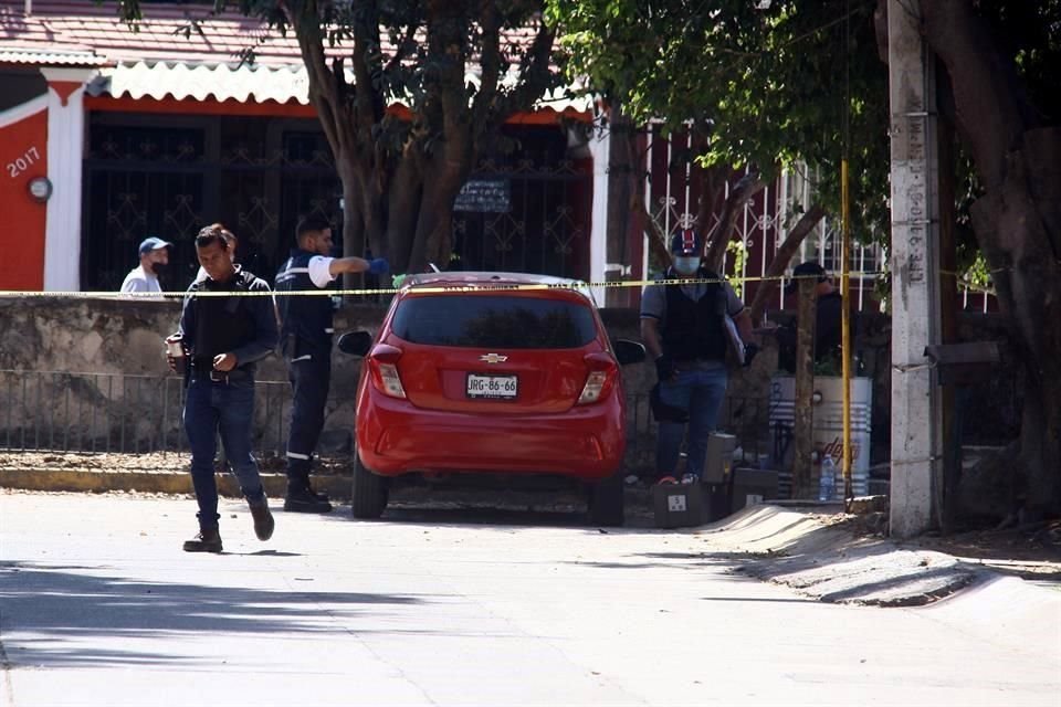 Un Chevrolet Spark rojo que podría estar relacionado con la balacera en Acueducto fue asegurado en la Colonia Hacienda del Tepeyac.