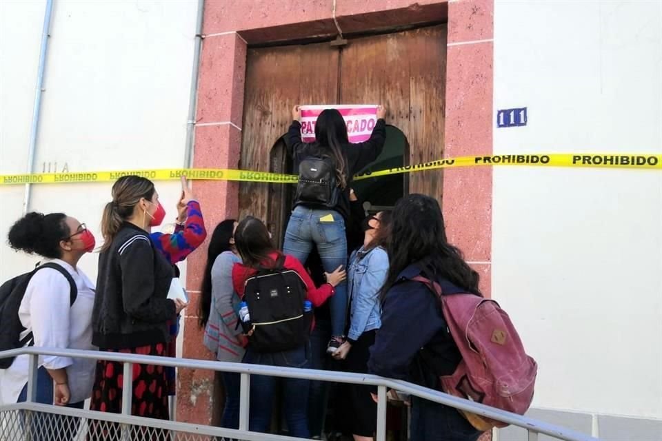 Los colectivos clausuraron de forma simbólica el Ayuntamiento de Tototlán este mediodía.