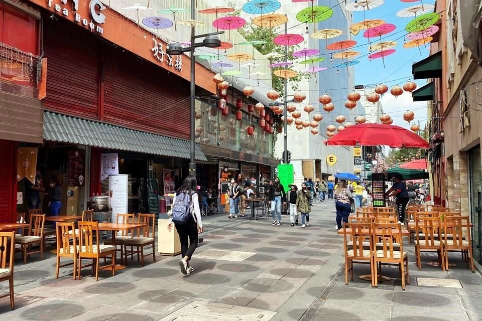 Mientras las festividades del Año Nuevo Chino se cancelaron para este año, en calles aledañas a Dolores los ambulantes laboran sin restricciones.