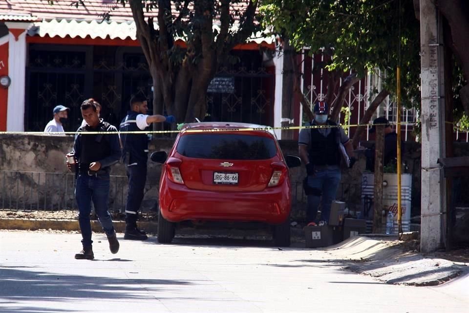 Un vehículo, al parecer usado en el tiroteo, fue asegurado por las autoridades.