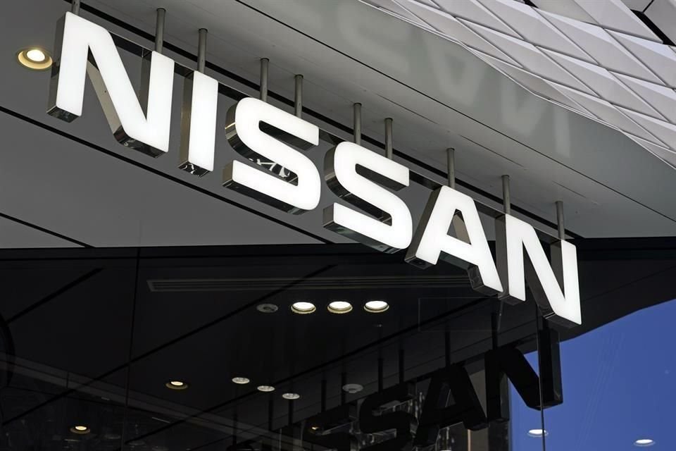 Nissan también detendrá temporalmente la producción de algunos de sus modelos en su planta de México.