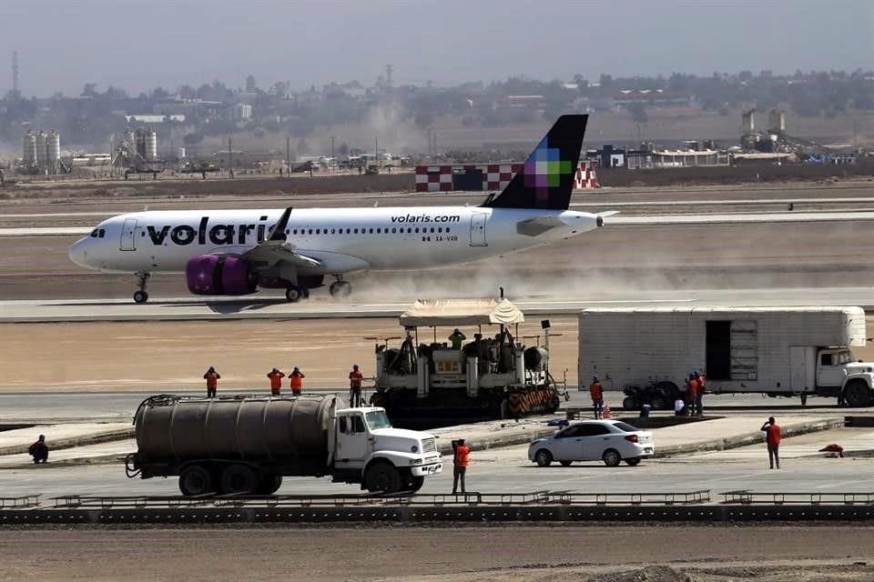 El Presidente recorrió el complejo aeroportuario y observó como vuelos comerciales sin pasajeros aterrizaron el el aeropuerto civil Felipe Ángeles.