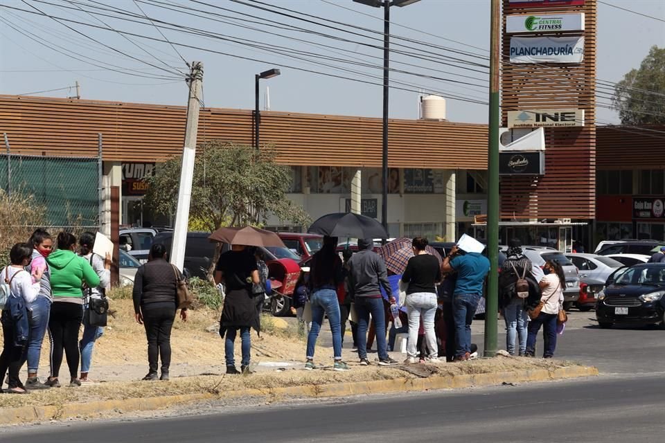 Más de 100 personas se dieron cita en el módulo del INE ubicado por Prolongación Mariano Otero, en Zapopan.