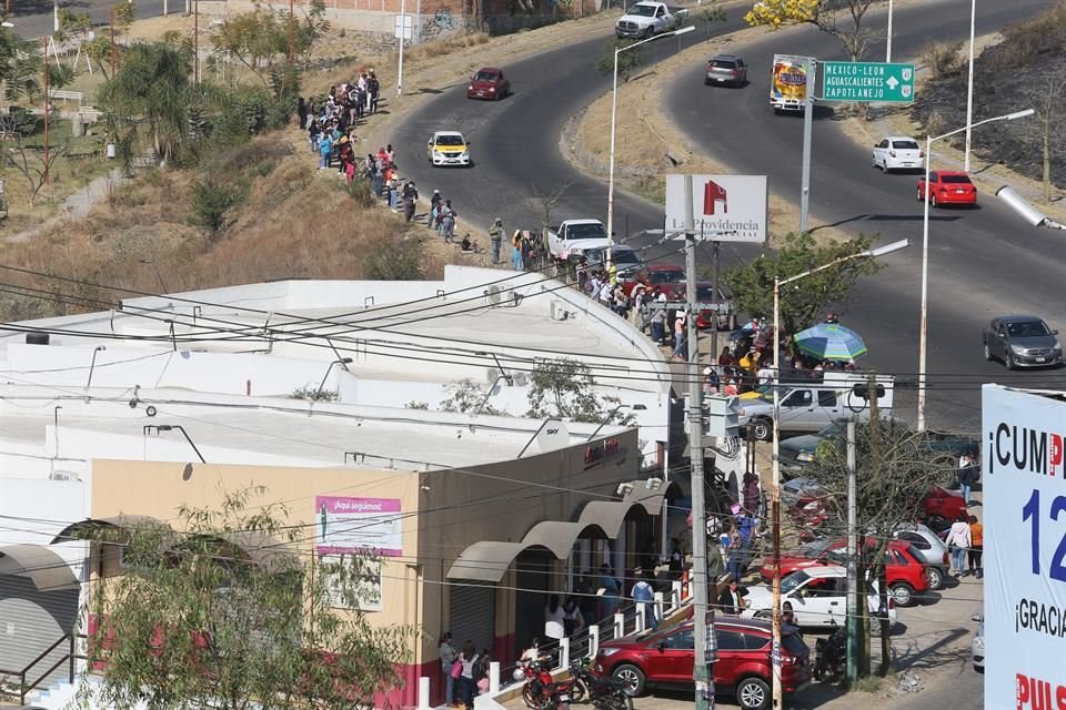 En Arroyo de en medio, Tonalá, también hubo largas filas.