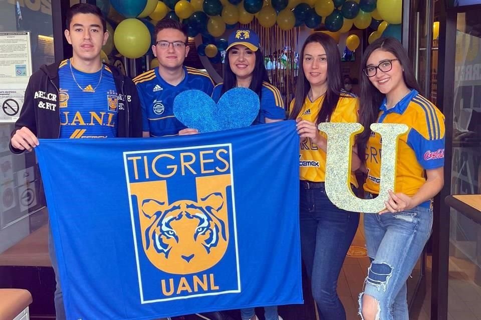 Varias familias se reunieron temprano para ver el partido.
