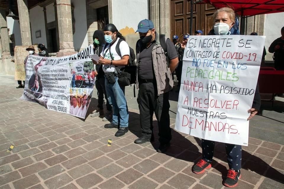 Vecinos de Pedregal de Santo Domingo denuncian que ante la falta de agua tienen que comprar pipas o reciclar el líquido y así poder enfrentar la pandemia.