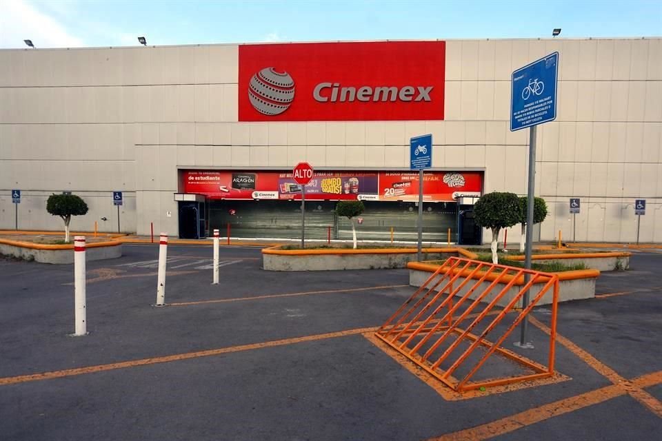 Cinemex decidió cerrar 145 cines fuera del área de la capital hasta que Hollywood reanude los estrenos de películas importantes.