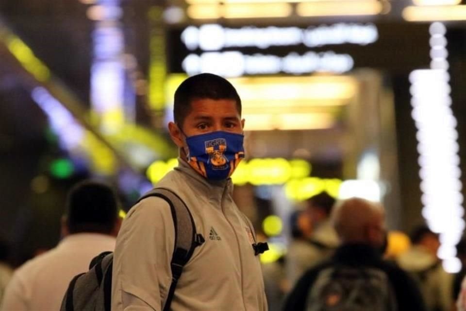 Hugo Ayala se alista para el largo regreso de Qatar a Monterrey.