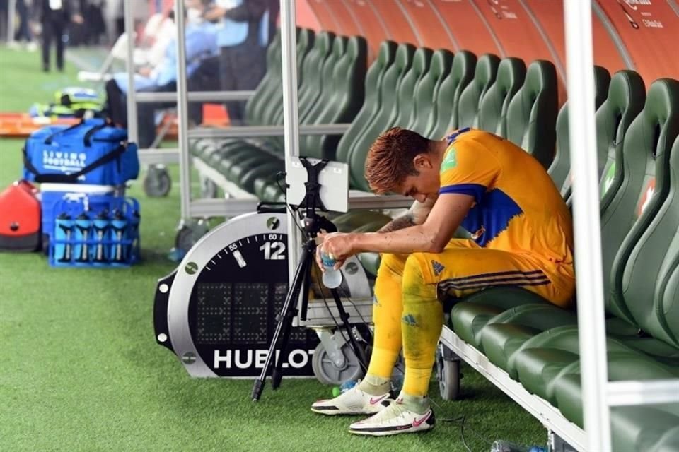 La foto de Carlos Salcedo triste se volvió viral en redes.