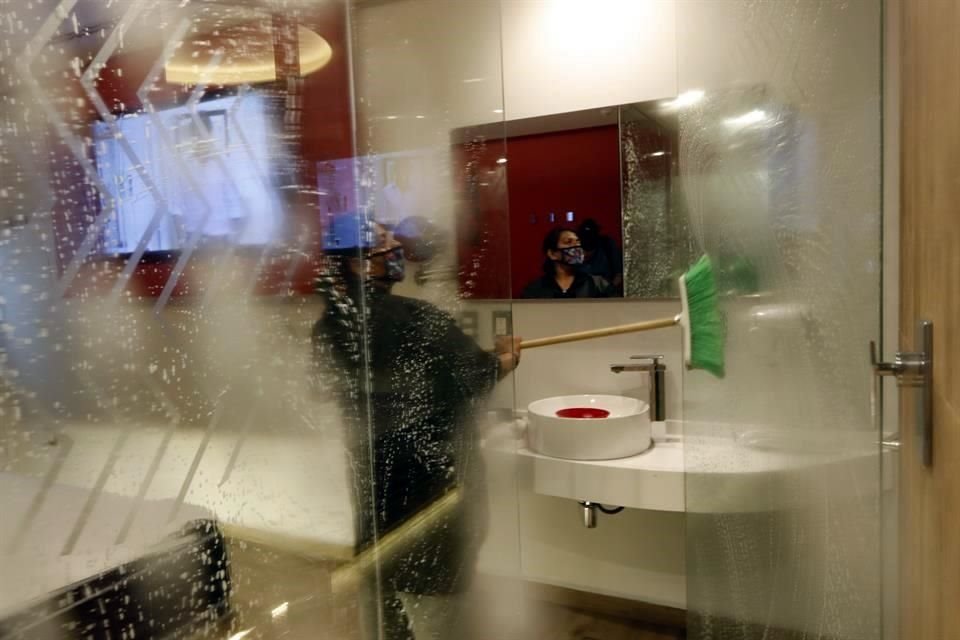 Primero se retiran los blancos y la habitación se ventila durante dos horas, el proceso de sanitización llega a durar más de 4 horas.