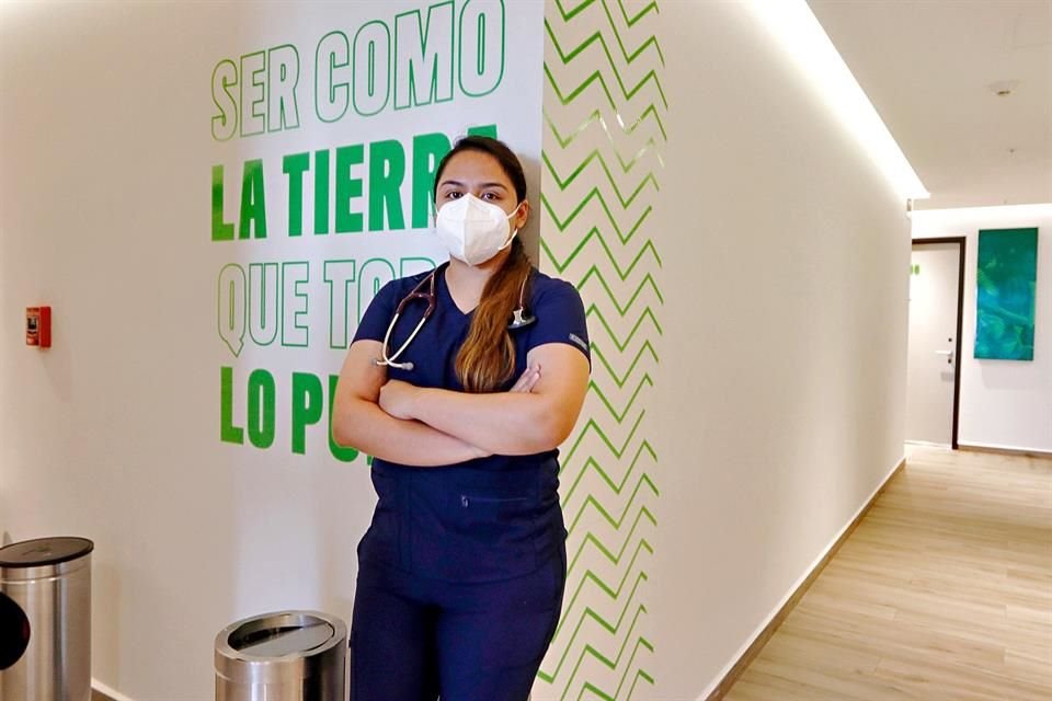 Jaqueline Nava, enfermera del Hospital San Ángel, lleva meses viviendo en un hotel de paso.