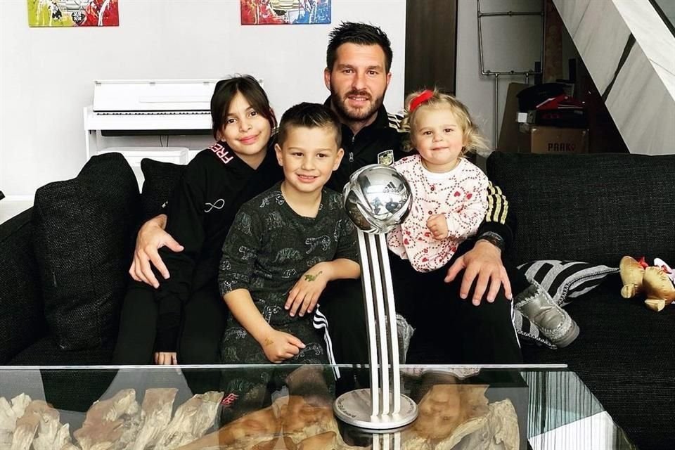 Así recibieron a André-pierre Gignac en su casa tras la aventura mundialista.