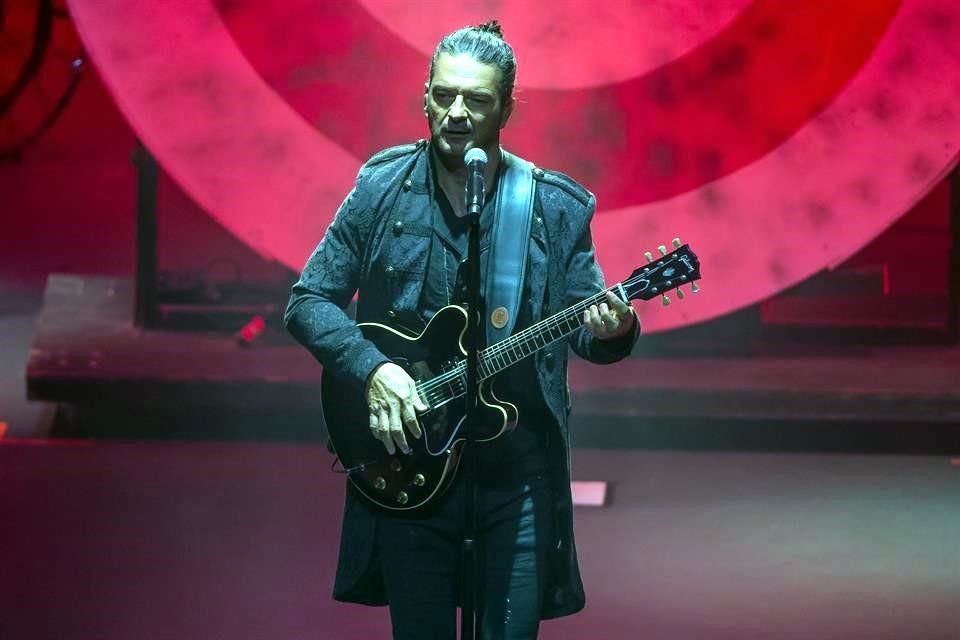 Ricardo Arjona lanzó su nuevo disco con colaboraciones junto a Pablo Alborán, Kany García, Mijares, Beret, Melendi y más.