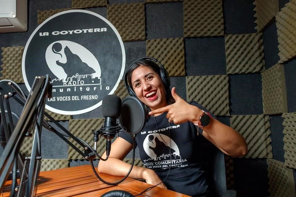 Esta radio comunitaria lleva ese nombre en honor al barrio Del Fresno, que antes de tener vocación habitacional era llamada así porque en esa zona era común encontrar coyotes merodeando.