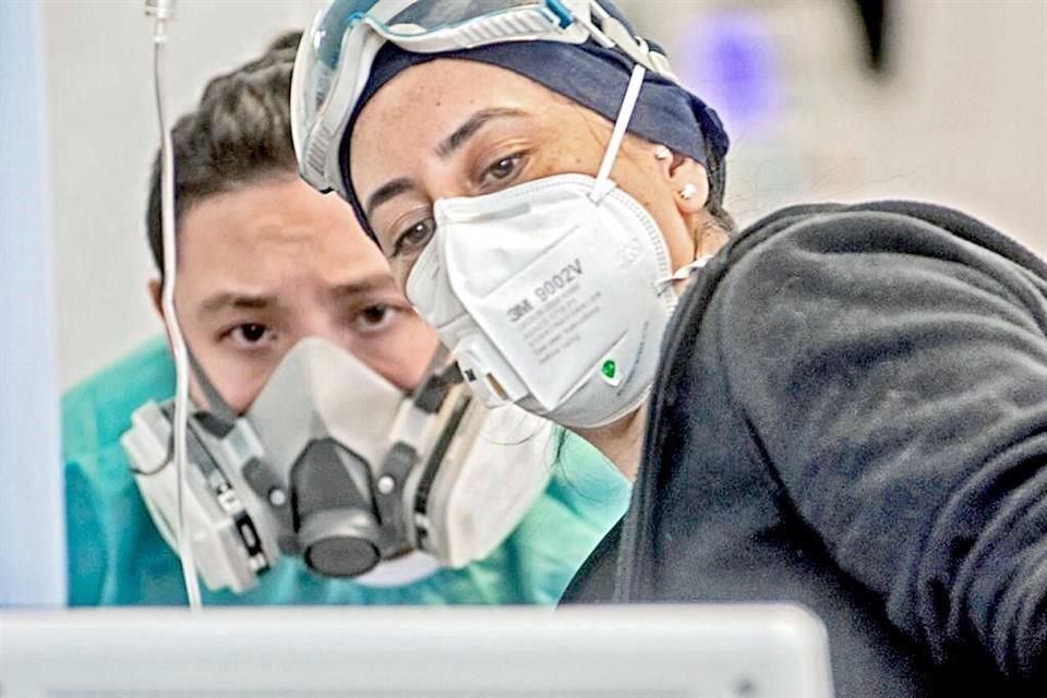 Personal de salud captura con fotografías y palabras las historias trágicas, pero también gratificantes, en su combate al Covid-19.