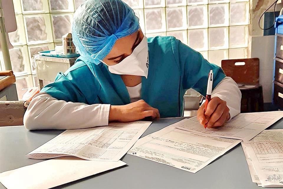 Personal de salud captura con fotografías y palabras las historias trágicas, pero también gratificantes, en su combate al Covid-19.