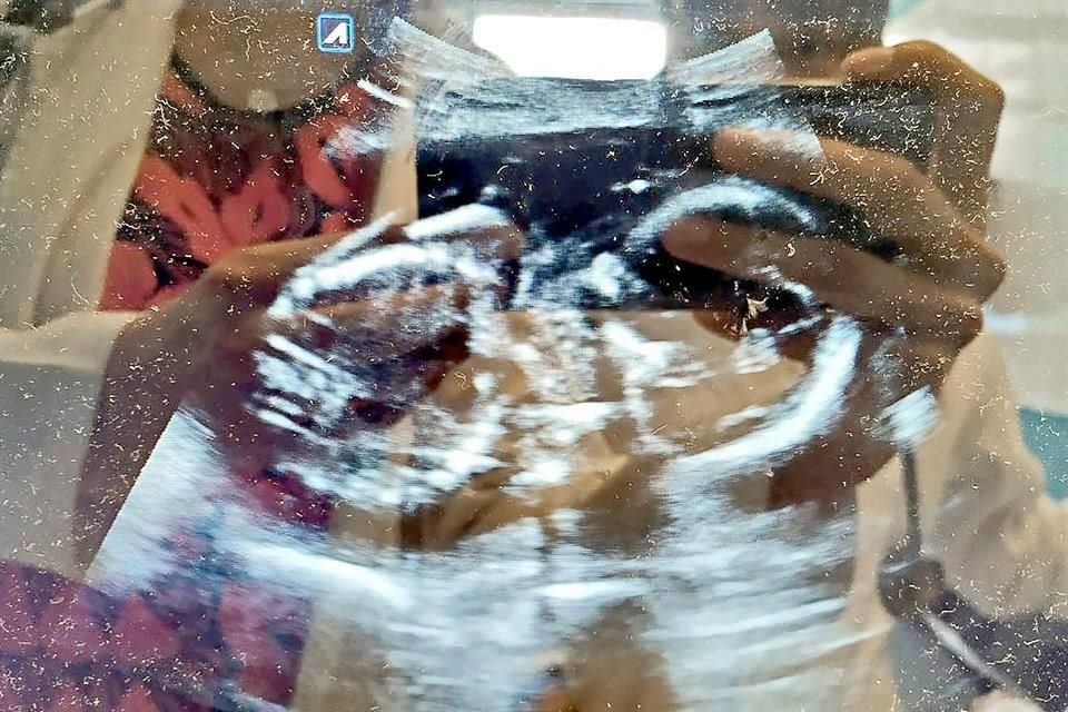 Personal de salud captura con fotografías y palabras las historias trágicas, pero también gratificantes, en su combate al Covid-19.