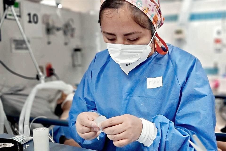 Personal de salud captura con fotografías y palabras las historias trágicas, pero también gratificantes, en su combate al Covid-19.