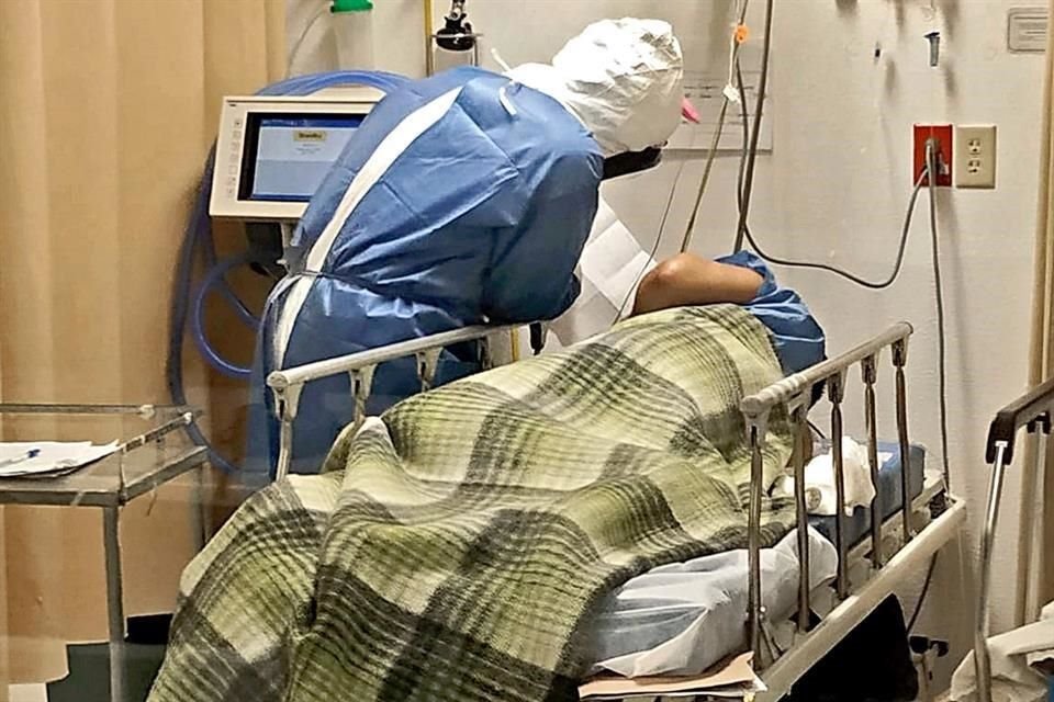 Médicos usan fotografías para narrar lo que pasa al interior de los hospitales durante la pandemia y buscan un impacto en redes sociales.