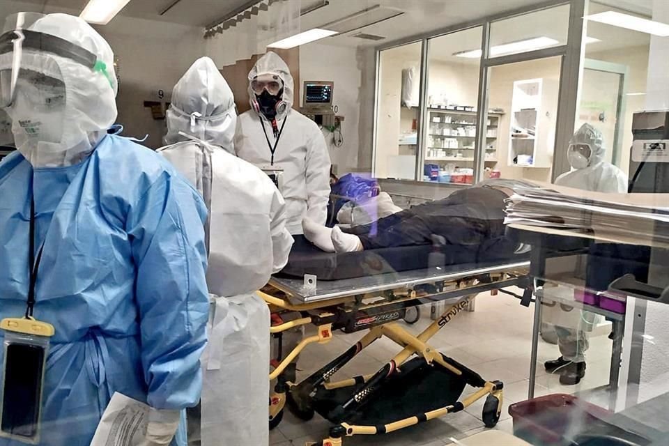 Médicos usan fotografías para narrar lo que pasa al interior de los hospitales durante la pandemia y buscan un impacto en redes sociales.